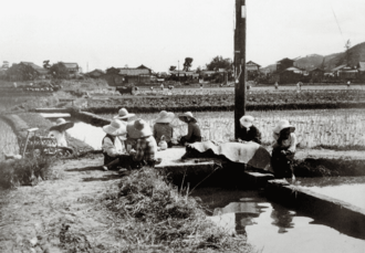 ひと休み（八木用水の石橋にて）